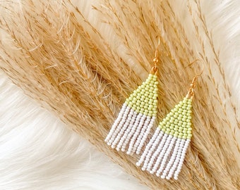Pendientes artesanales con flecos de cuentas, bloques de color verde y blanco, chapados en oro.