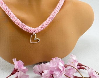 Collar de corazón rosa con diseño de cuentas, joyería hecha a mano, estilo bohemio, gargantilla de plata con dije, accesorio, pieza llamativa, creación elegante, única