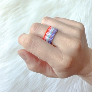 Anillo de cuentas de semillas multicolor, anillo estético colorido, anillo de banda con cuentas, anillo de cuentas anchas, anillo de mejor amigo, anillo midi de peyote, anillo de moda