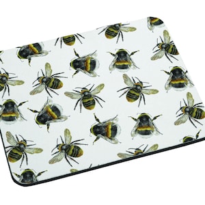 Op de afbeelding: Witte rechthoekige muismat met een herhaald patroon van gedetailleerde hommel illustraties. De bijen zijn afgebeeld in geel, zwart en wit, met hun vleugels gespreid of opgevouwen. De muismat heeft een zwarte rand.