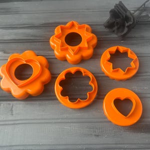 Tupperware Cookie Cutters / Plastic Cookie Cutters / Cookie Cutter Set / Tupperware Set / Vintage Baking / Vintage Orange Cookie Cutters