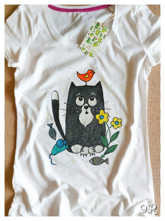 Maglietta con gatto dipinta a mano: design colorato e stravagante