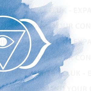 Puede incluir: Un fondo de acuarela azul con un contorno blanco del símbolo del chakra del tercer ojo. El símbolo es un triángulo con un ojo dentro y dos líneas curvas a cada lado.