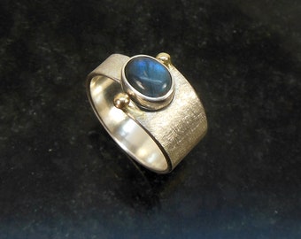 Ring with labradorite