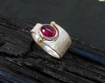 Ring with red tourmaline