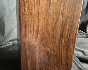 Lixeira de madeira maciça de nogueira preta figurada seca ao ar.