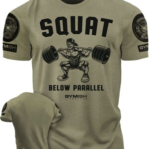 Könnte beinhalten: Ein grünes T-Shirt mit einer schwarzen Grafik einer Person, die mit einer Langhantel in die Hocke geht. Der Text "SQUAT BELOW PARALLEL" ist auf dem Shirt aufgedruckt. Der Text "GYMISH LIFESTYLE" ist unter der Grafik aufgedruckt.