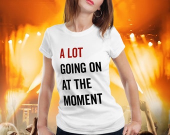 Mucho sucediendo en la camisa del momento, camiseta de concierto, camisa de eras, camisa de la gira de Eras, mucho sucediendo, no mucho sucediendo en la camisa del momento