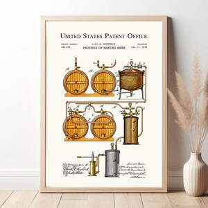 Pode incluir: Impressão emoldurada de patente intitulada "Process of Making Beer" do United States Patent Office, datada de 17 de janeiro de 1893. A impressão apresenta um diagrama detalhado de equipamentos de fabricação de cerveja, incluindo barris de madeira.