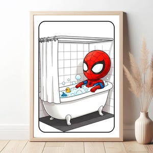 Pode incluir: Impress&atilde;o emoldurada com uma ilustra&ccedil;&atilde;o de desenho animado do Homem-Aranha em uma banheira. O super-her&oacute;i est&aacute; em uma banheira branca com bolhas, um patinho de borracha amarelo e um brinquedo submarino azul. O banheiro tem uma cortina de chuveiro branca e azulejos brancos.