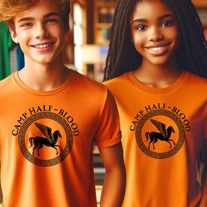 Peut inclure: Deux personnes portant des t-shirts orange avec un logo noir Camp Half-Blood représentant un cheval ailé et un motif de clé grecque.