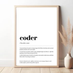 Può includere: Un poster stampabile in bianco e nero con una definizione della parola "coder". La definizione descrive un coder come un essere mistico che parla lingue strane come Python, JavaScript e occasionalmente bestemmie quando il codice non si compila. Descrive anche un coder come un mago che può evocare siti web, app e magia digitale dal nulla, e una creatura alimentata a caffè che prospera nelle felpe con cappuccio, esiste principalmente in stanze buie e crede fermamente che "non è un bug, è una funzionalità."