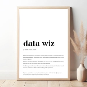 以下が含まれることがあります： 「データウィザード」という用語の定義が書かれた白黒の印刷可能な壁掛けアートプリント。定義では、データウィザードは「数字の山から意味を呼び出すことができる魔法使い」とされています。