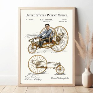 Puede incluir: Ilustración de patente vintage enmarcada de un velocípedo, con un hombre con ropa a rayas montando el vehículo. La patente es de la Oficina de Patentes de los Estados Unidos, con fecha del 13 de septiembre de 1887. La ilustración es en tonos sepia.
