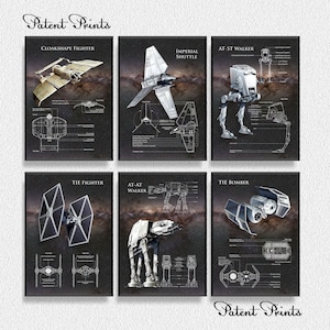 Könnte beinhalten: Sechs Schwarzweiß-Drucke zum Thema Star Wars mit dunkelgrauem Hintergrund. Die Drucke zeigen einen TIE-Jäger, einen TIE-Bomber, einen AT-AT-Walker, einen AT-ST-Walker, einen Imperialen Shuttle und einen Cloakshape-Jäger. Jeder Druck enthält ein detailliertes Diagramm des Fahrzeugs mit Beschriftungen.