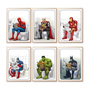 Puede incluir: Un conjunto de seis láminas de arte mural enmarcadas con superhéroes de cómic como Spider-Man, Thor, Iron Man, Captain America, Hulk y Batman, cada uno sentado en un inodoro blanco mientras lee un cómic o un periódico.
