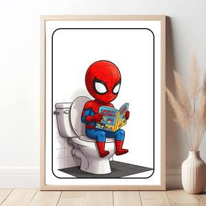 Pode incluir: Impress&atilde;o emoldurada com um personagem de desenho animado do Homem-Aranha sentado em uma privada e lendo uma hist&oacute;ria em quadrinhos. A hist&oacute;ria em quadrinhos &eacute; intitulada "Spidery Midmen". O personagem est&aacute; usando uma fantasia vermelha e azul.