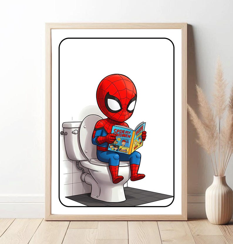 Pode incluir: Impress&atilde;o emoldurada com um personagem de desenho animado do Homem-Aranha sentado em uma privada e lendo uma hist&oacute;ria em quadrinhos. A hist&oacute;ria em quadrinhos &eacute; intitulada "Spidery Midmen". O personagem est&aacute; usando uma fantasia vermelha e azul.