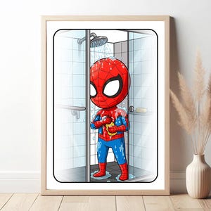Pode incluir: Uma impress&atilde;o emoldurada com um personagem de desenho animado do Homem-Aranha tomando banho. O personagem, em um traje vermelho e azul, segura uma esponja amarela. O chuveiro tem uma cabine de vidro, um chuveiro prateado e paredes de azulejos brancos.