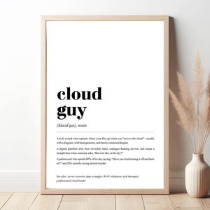 Op de afbeelding: Een zwart-witte printbare definitie van de term "cloud guy" met een humoristische beschrijving van de rol. De definitie bevat de uitspraak van de term en een lijst met gerelateerde termen.