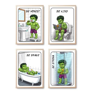 Op de afbeelding: Vier ingelijste prenten met een groen stripfiguur in verschillende badkamerscènes. De prenten bevatten de zinnen "BE HONEST", "BE KIND", "BE BRAVE" en "BE STRONG". Het personage poetst zijn tanden, leest, baadt en doucht.