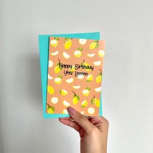 Carte de joyeux anniversaire avec un citron Carte de voeux avec un citron