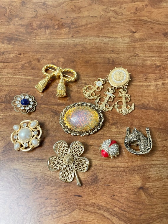 Vintage pins / brooches