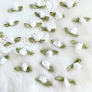 Pequenos botões de rosa branca de 20 mm, apliques em miniatura de rosas de cetim branco, laços para lingerie, rosas de fita enroladas, rosas artesanais de tecido branco