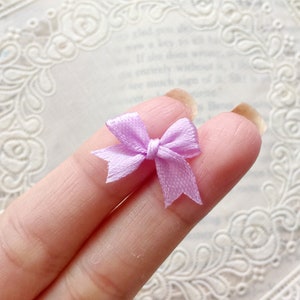 Piccoli fiocchi di lavanda da 20 mm, fiocchi di nastro viola chiaro, mini fiocchi di raso, abbellimento di piccoli fiocchi, applicazioni di fiocchi da cucire, fiocchi decorativi pastello