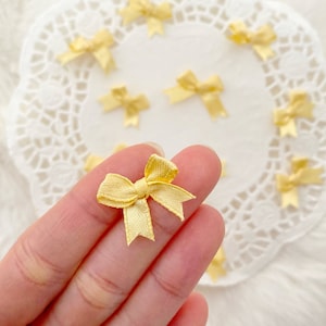 Laços amarelos dourados minúsculos de 2 cm, mini laços de cetim, laços de fita dourada, laços para fazer cartões, laços para convites, fabricação de bonecas, pequenos laços de fita