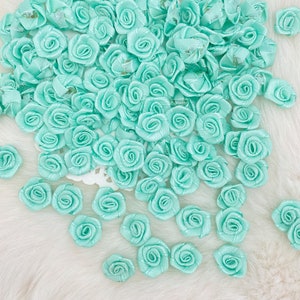 ミントグリーンのバラのつぼみ 15 mm (M)、ターコイズの花のサテンローズアップリケ、ミニサテンローズ、クラフトローズ、小さな布製ローズ、リボンローズ