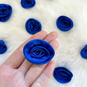 10 Blaue Rolle Band Rosen, Satin Rosen, Satin Rosen, Nähen Applikation, Stoff Handwerk Blumen, Nähen Blumen, Blumenstrauß machen