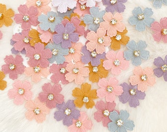 15 fiori misti con strass, colori pastello assortiti, toppe floreali, forniture artigianali con aghi, fiori con perline, piccoli fiori artigianali da cucire