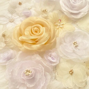 Bolsa de 6 flores de mezcla de crema blanca, flores artesanales variadas, flores de organza blanca con perlas, apliques para vestidos de novia, suministros de costura