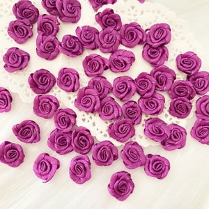 Boccioli di Rosa Viola 15mm (M), Rose di Raso Viola Chiaro, Rose Piccole Tessuto, Rose Nastro per Cucire Appliqué, Rosette Minuscole Rose Fatte a Mano