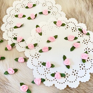 Pequeñas rosas rosas de 15 mm (S), mini rosas rosas, capullos de rosa de satén, rosetas rosas, rosas pequeñas para manualidades, rosas de boda, fabricación de regalos, decoración de costura