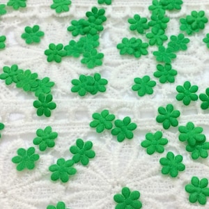 Pequenas flores verdes 50-100 peças, Mini flores cortadas, Enfeite verde, Fabricação de bonecas, Suprimentos para fabricação de cartões, Decoração artesanal, Miniaturas