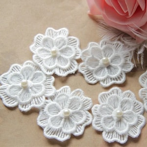 小さな刺繍のパールフラワー、2層の3D花柄モチーフアップリケ、白いレーストリム、ブライダルレースウェディングドレス、白い生地に縫い付け