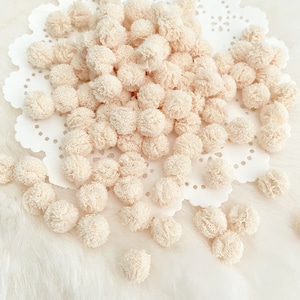Piccoli pompon beige da 15 mm, palline di pompon bianco sporco, mini pompon in nastro di tulle, fermagli per capelli fai da te per bambini, pompon morbidi e soffici, mini pompon