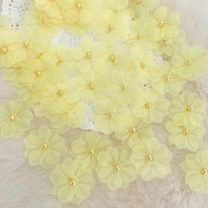 Flores de cerejeira amarelo-claro de 2,5 cm, flores artesanais de tecido, flores de pérola, apliques de costura de sakura para fazer fantasias, decoração de casamento