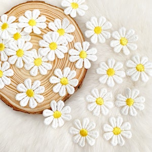 Embroidery Daisy 1&quot; 15pcs, Small Fabric Daisies, Floral Applique Patches, Needle Craft, Threaded Flowers Sewing Clothing Decor Craft Flowers