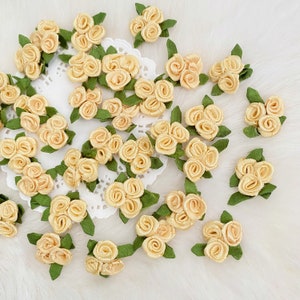 Mini trio di rose dorate, piccola rosa satinata, rosette satinate dorate, creazione di cartoline, rose da cucire, decorazioni per matrimoni, mini applicazioni, fiori artigianali in tessuto