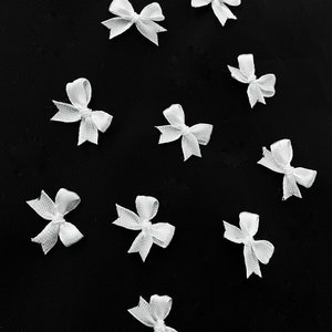 Kleine witte satijnen strikken 20 mm, multifunctionele strikken, voorraad kaarten maken, witte satijnen strikken, mini strikjes, lingeriestrikken, poppen maken, naaien