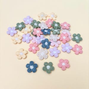 Pastelkleurige minimadeliefje 15 mm 15 stuks Diverse kleuren Borduurwerk Appliqué Opnaaien, bloemenpatch Borduur kleine bloemenpatches Naaien Kaarten maken