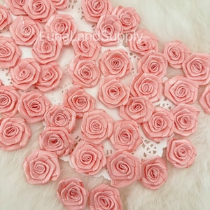 Blush rosa Satin Rosen 20 mm (L), rosa Band Rosen, 3D Rose Applikation, Pastell rosa Rosen, Hochzeitsdeko, Kostüm Brautkleid machen