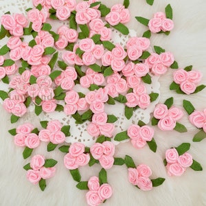 Pastellrosa Trio Rosen 20 mm, Rosa Rosenstrauß, Satinrosen mit Blatt, Mini Craft Rosen, Nähen Appliqué, Rosa Rosenknospen, Blumen Applikation