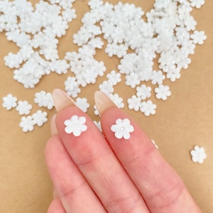 Super petites fleurs blanches 7 mm 1/4 pouce, fleurs à dos plat, mini fleurs artisanales, fabrication de cartes, scrapbooking, fleur miniature pour journal indésirable