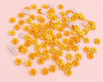 Paquete de 50 apliques de flores de terciopelo color caléndula en miniatura / 9 mm, flores amarillas para coser en ropa de muñecas y manualidades, mini adornos florales.