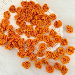 Tangerine Rose Knospen 15 mm, dunkel Orange Blumen, kleine Satin Rosen, Karten machen, Bouquet Rosen, Kostüm Nähen Herbst Dekor Applikation