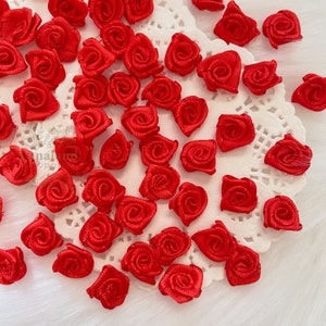 Rosas de cetim vermelho 15 mm, mini rosetas vermelhas, suprimentos para fazer cartões, rosas artesanais para casamento, apliques de flores de tecido de rosas vermelhas pequenas feitas à mão